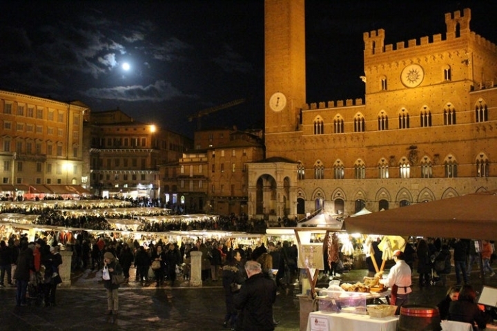 Mercato del campo Siena foto - capodanno siena